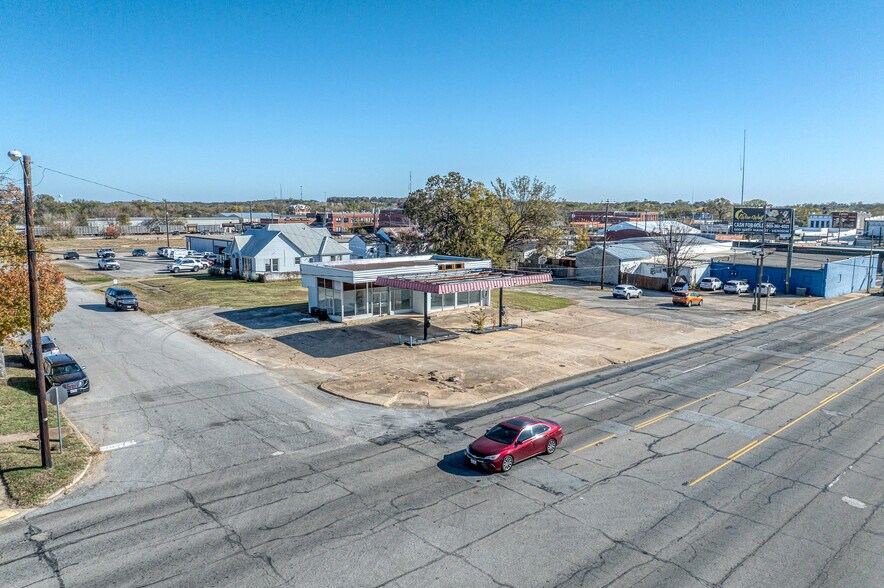 More Photos Of 212 N Austin Ave, Denison Bank For Sale