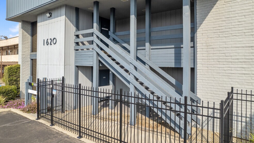 More Photos Of 1620 W Mineral King Ave, Visalia Office For Sale