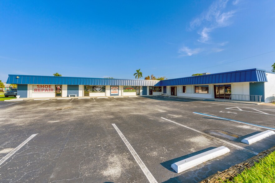 More Photos Of 15630 Mcgregor Blvd, Fort Myers Freestanding For Sale