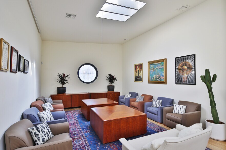 More Photos Of 650 N Robertson Blvd, West Hollywood Loft Creative Space For Lease