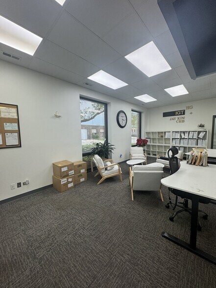 More Photos Of 1480 Howard St, Elk Grove Village Warehouse For Lease