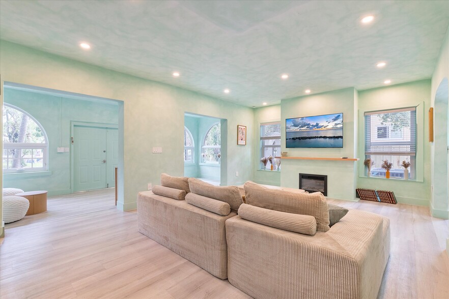 More Photos Of 22 NE 44th St, Miami Office Residential For Lease