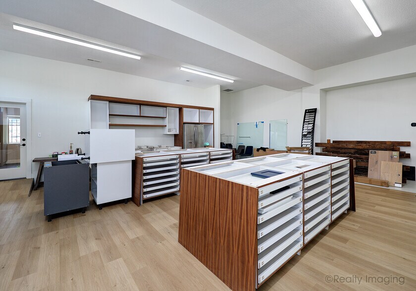 More Photos Of 1201 W Fourth Plain Blvd, Vancouver Flex For Sale