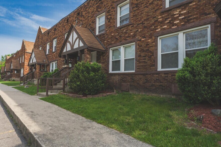 More Photos Of 25 Maynard Ct, Pontiac Apartments For Sale