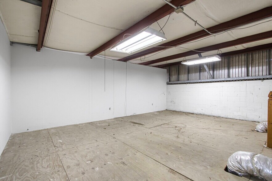 More Photos Of 6816 Larkwood Dr, Houston Industrial For Sale