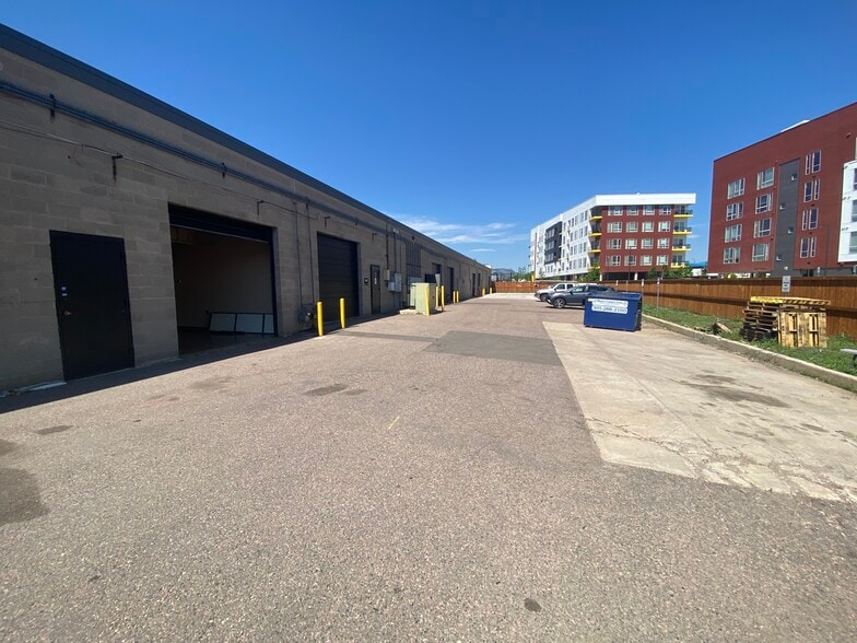 More Photos Of 1315 Nelson St, Lakewood Warehouse For Lease