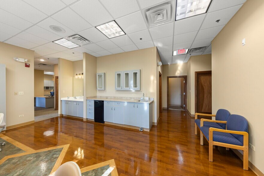 More Photos Of 1001 E Chicago Ave, Naperville Office For Sale