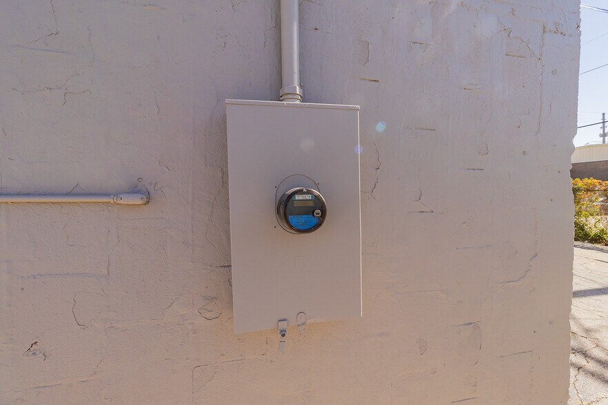 More Photos Of 1627 S Hillside St, Wichita Freestanding For Sale