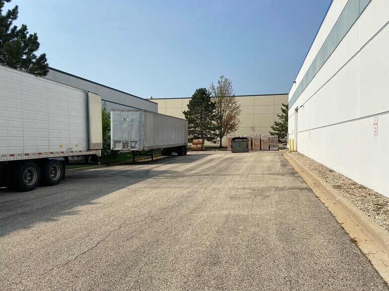 More Photos Of 360 Hastings Dr, Buffalo Grove Warehouse For Lease