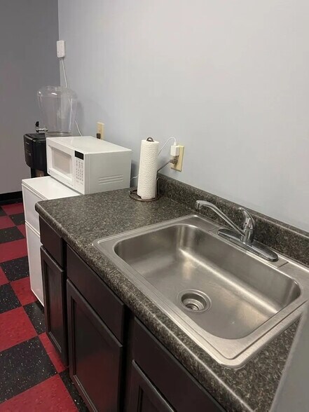 More Photos Of 1424 Veterans Dr, Conyers Flex For Lease