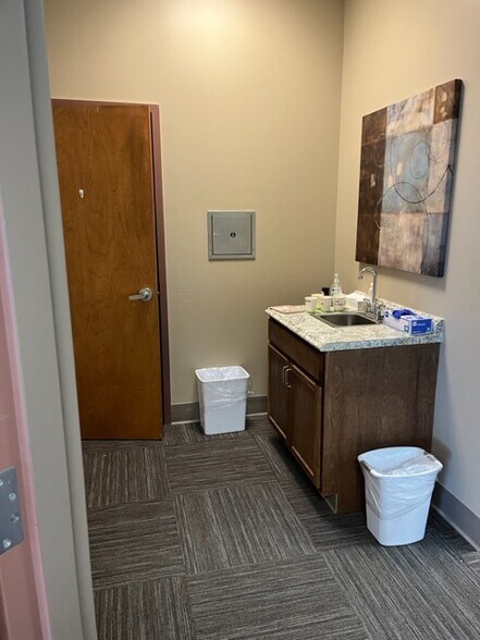 More Photos Of 3747 W Fork Rd, Cincinnati Medical For Lease