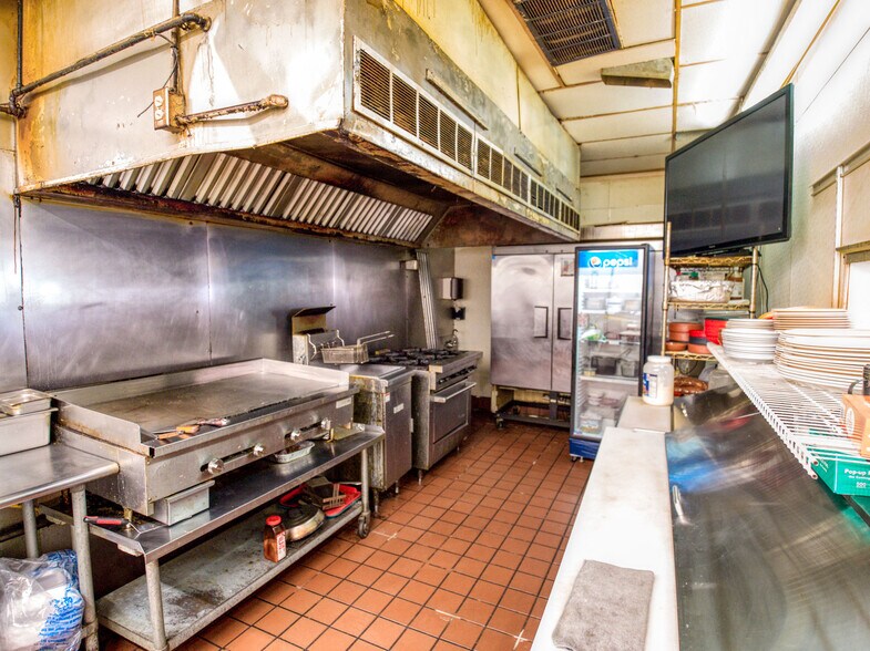 More Photos Of 2000 N MacArthur Blvd, Oklahoma City Storefront Retail Residential For Sale