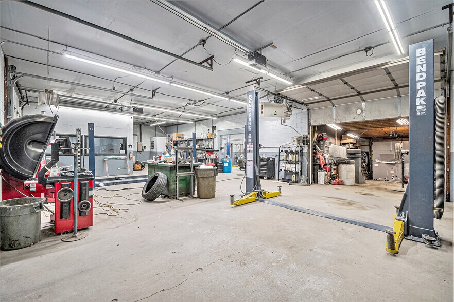 More Photos Of 1023 N 16th St, Council Bluffs Auto Repair For Sale