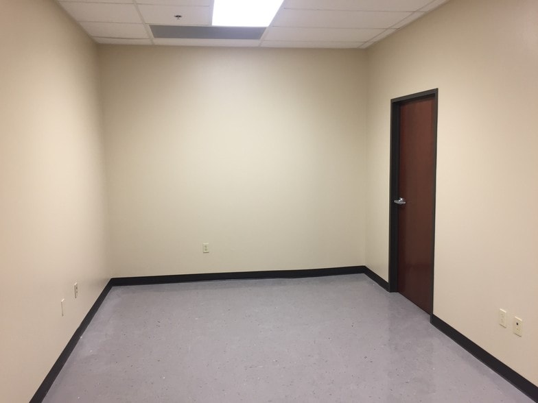 More Photos Of 101 45th St, Corpus Christi Distribution For Lease