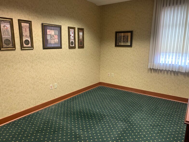 More Photos Of 275 Meadow Dr, North Tonawanda Restaurant For Sale