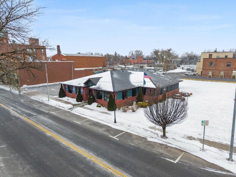 Primary Photo Of 212 Main St, Oneida General Retail For Sale