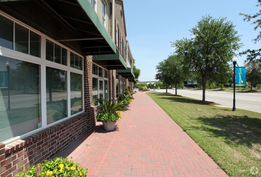 More Photos Of 210 Seven Farms Dr, Daniel Island Office For Lease