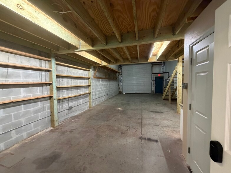 More Photos Of 7203-7217 21st St E, Sarasota Warehouse For Lease