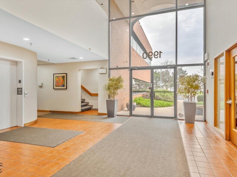 More Photos Of 1990 E Algonquin Rd, Schaumburg Office For Lease
