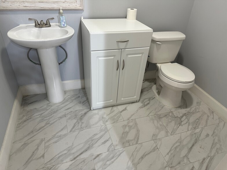More Photos Of 7901 Kingspointe Pky, Orlando Showroom For Sale