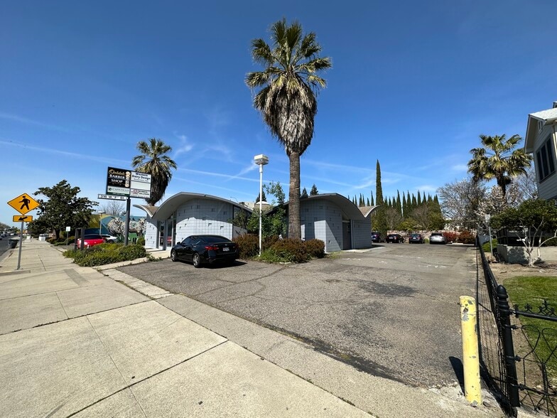 More Photos Of 316 W F St, Oakdale Storefront Retail Office For Lease