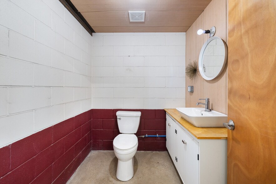 More Photos Of 404 Nugent ave, Johnson City Flex For Sale