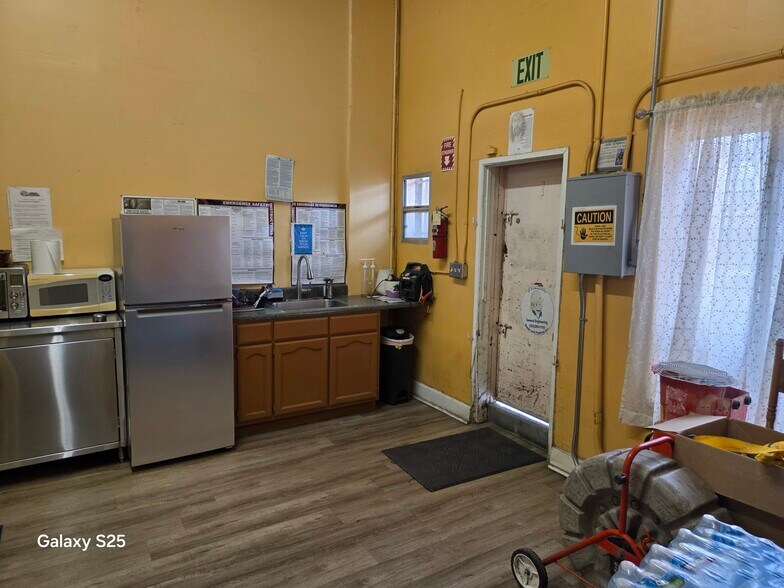 More Photos Of 4520 S Western Ave, Los Angeles General Retail For Sale