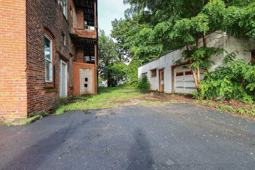 More Photos Of 114-116 W Broadway, Fulton Multifamily For Sale