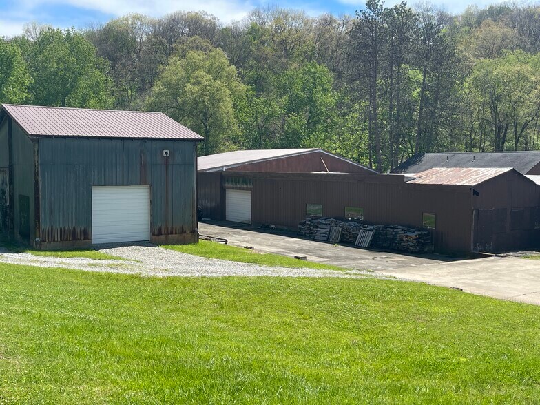 More Photos Of 102-103 Hicks Road Rd, Renfrew Flex For Sale