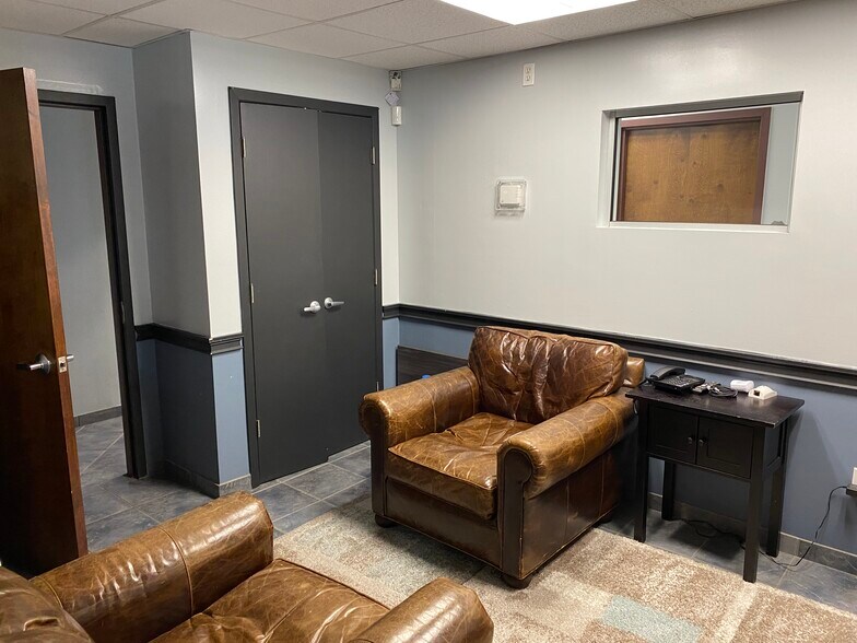 More Photos Of 84 Toledo St, Farmingdale Warehouse For Lease