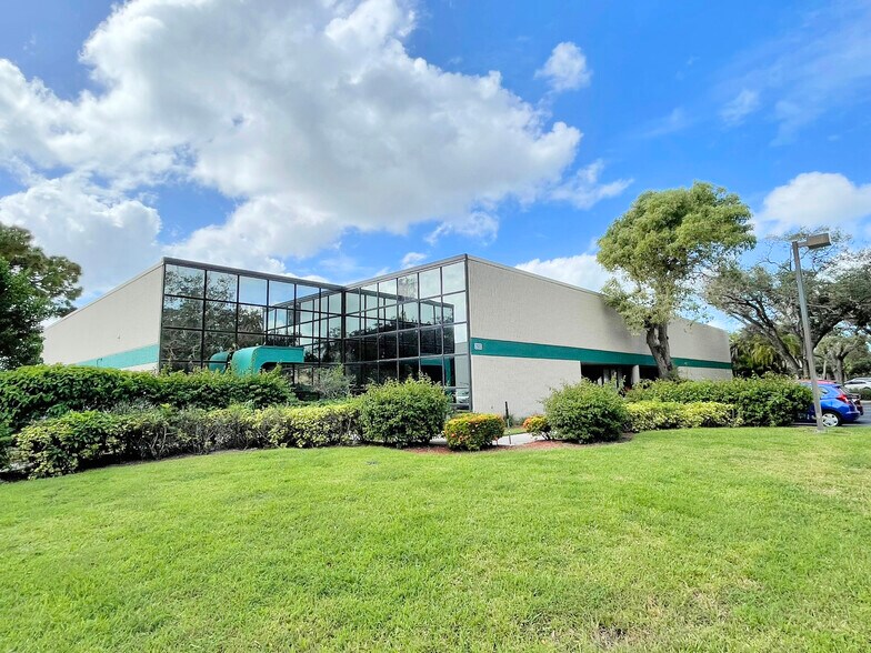 Primary Photo Of 2900 Horseshoe Dr S, Naples Warehouse For Lease