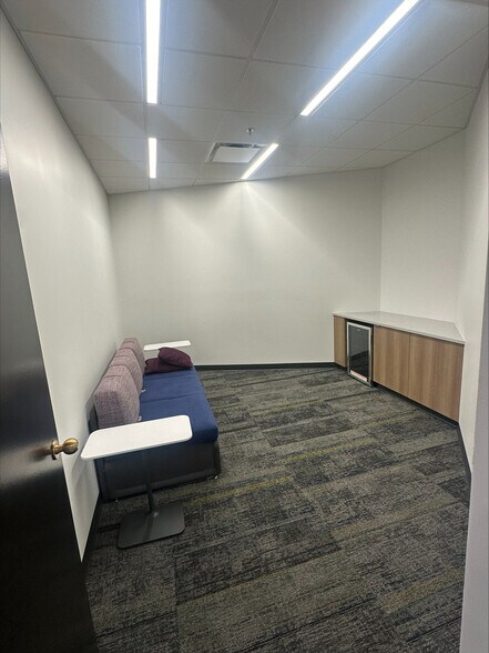 More Photos Of 720-722 N High School Rd, Indianapolis Office For Sale