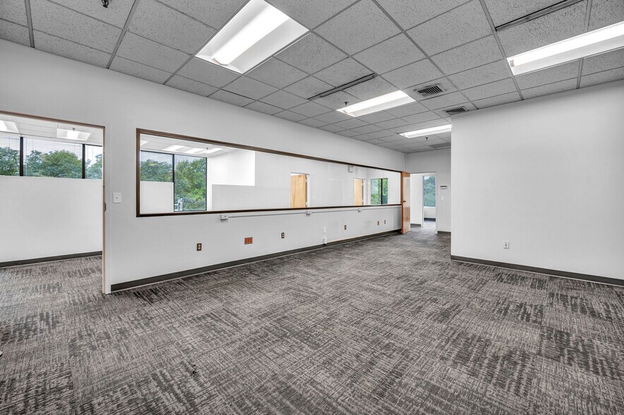 More Photos Of 290 Roberts St, East Hartford Office For Lease