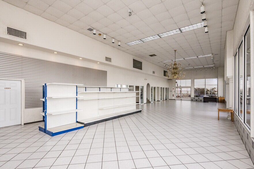 More Photos Of 951 Lake Havasu Ave N, Lake Havasu City Showroom For Sale