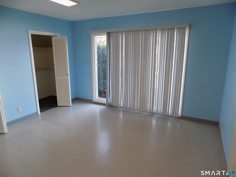 More Photos Of 85 Beleden Gardens Dr, Bristol Medical For Sale