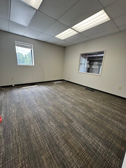 More Photos Of 367 N Clarendon Ave, Scottdale Light Distribution For Sale