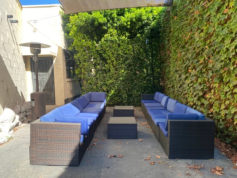 More Photos Of 13915-13917 Saticoy St, Van Nuys Warehouse For Lease