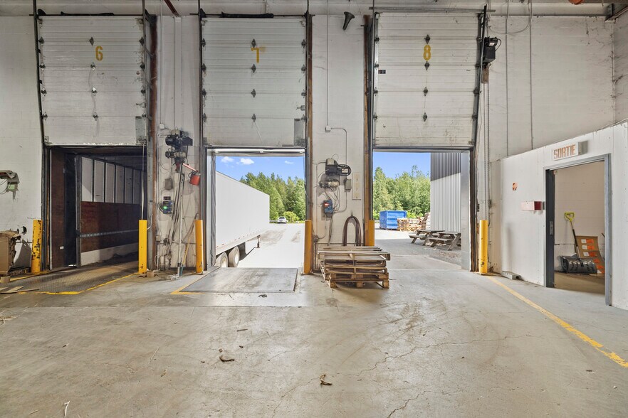 More Photos Of 2945 Boul Lemire, Drummondville Manufacturing For Sale