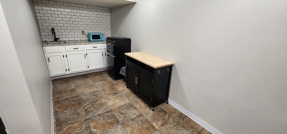 More Photos Of 2144 S Macarthur Blvd, Springfield Office For Lease