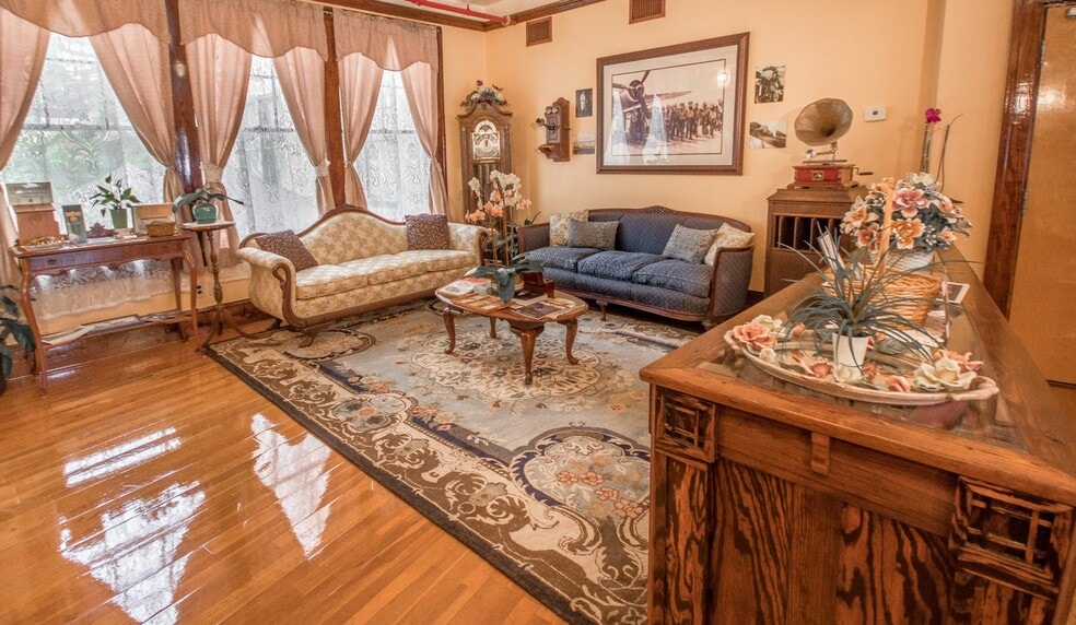 More Photos Of 99 W Plant St, Winter Garden Hotel For Sale