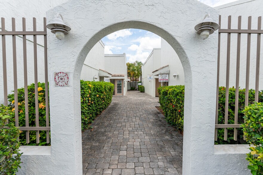 More Photos Of 2945-2963 Bee Ridge Rd, Sarasota Office For Lease