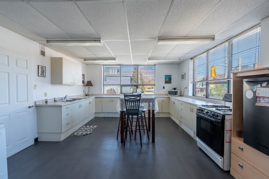 More Photos Of 219 Lochiel St, Sarnia General Retail For Sale