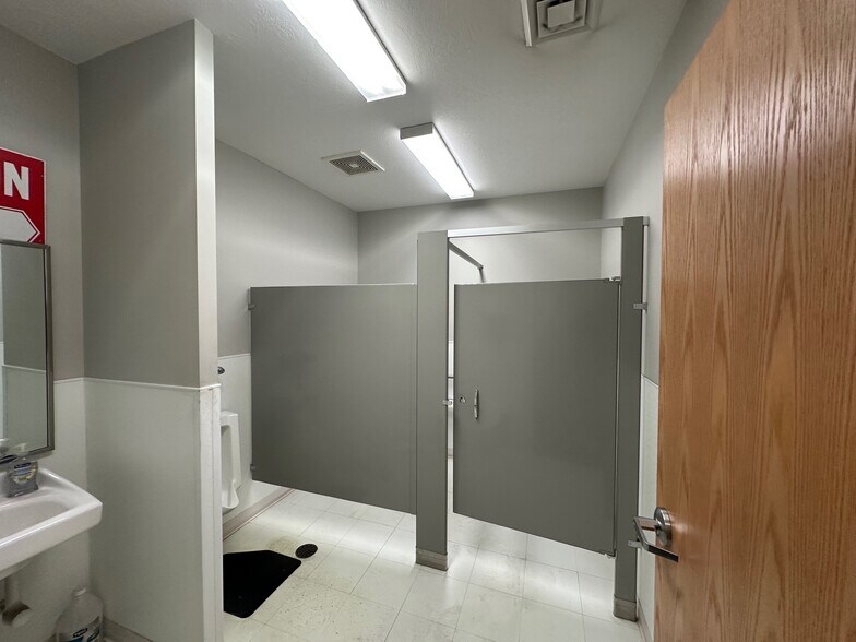 More Photos Of 3365 W 500 S, Salt Lake City Distribution For Lease