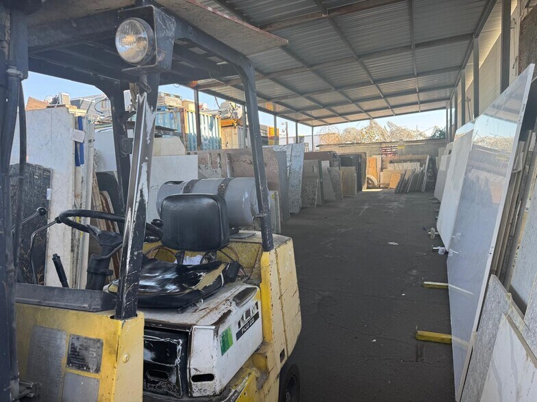 More Photos Of 909 E Arlee Pl, Anaheim Warehouse For Lease