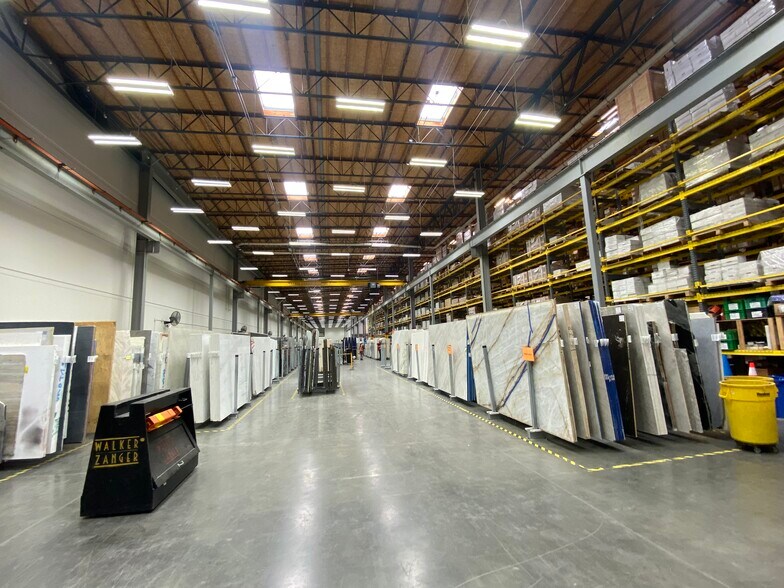 More Photos Of 16719 Schoenborn St, North Hills Warehouse For Lease