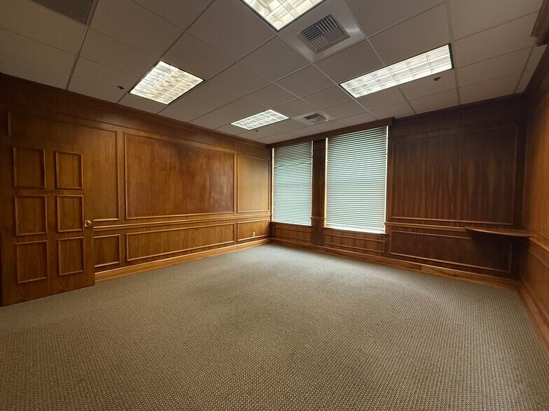More Photos Of 526 2nd Ave SE, Cedar Rapids Office For Sale