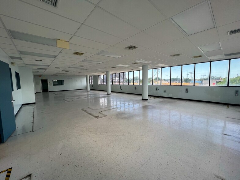 More Photos Of 2700 NW 36th St, Miami Office Residential For Lease