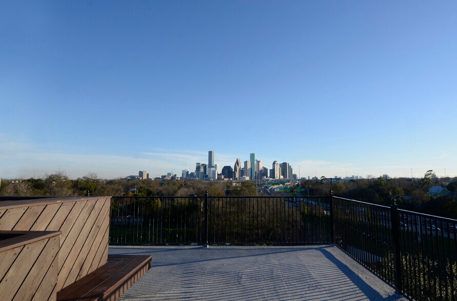 More Photos Of 310 North St, Houston Bar For Lease