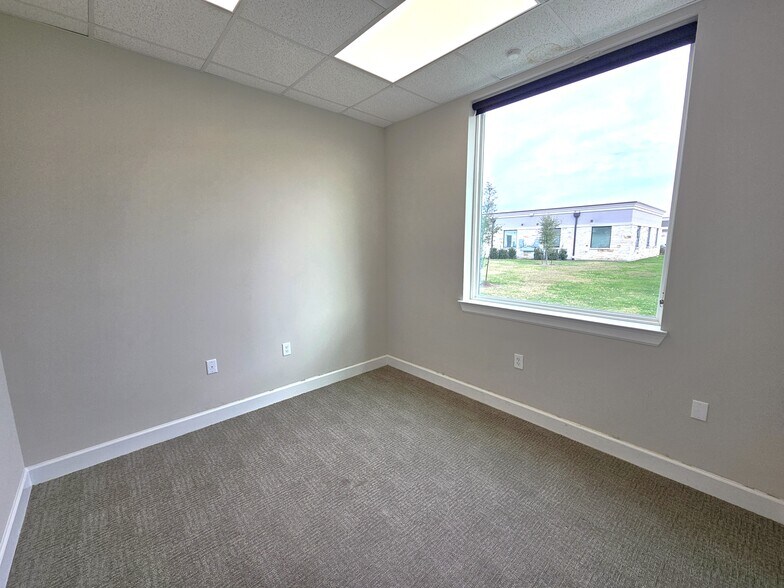 More Photos Of 3129 Kingsley Dr, Pearland Office For Lease