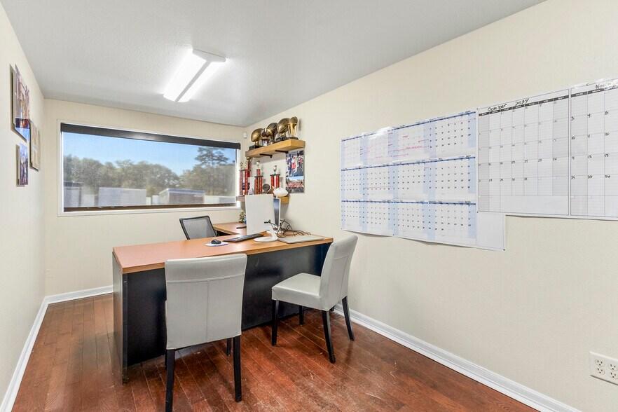 More Photos Of 17490 US Highway 69 S, Tyler Showroom For Sale